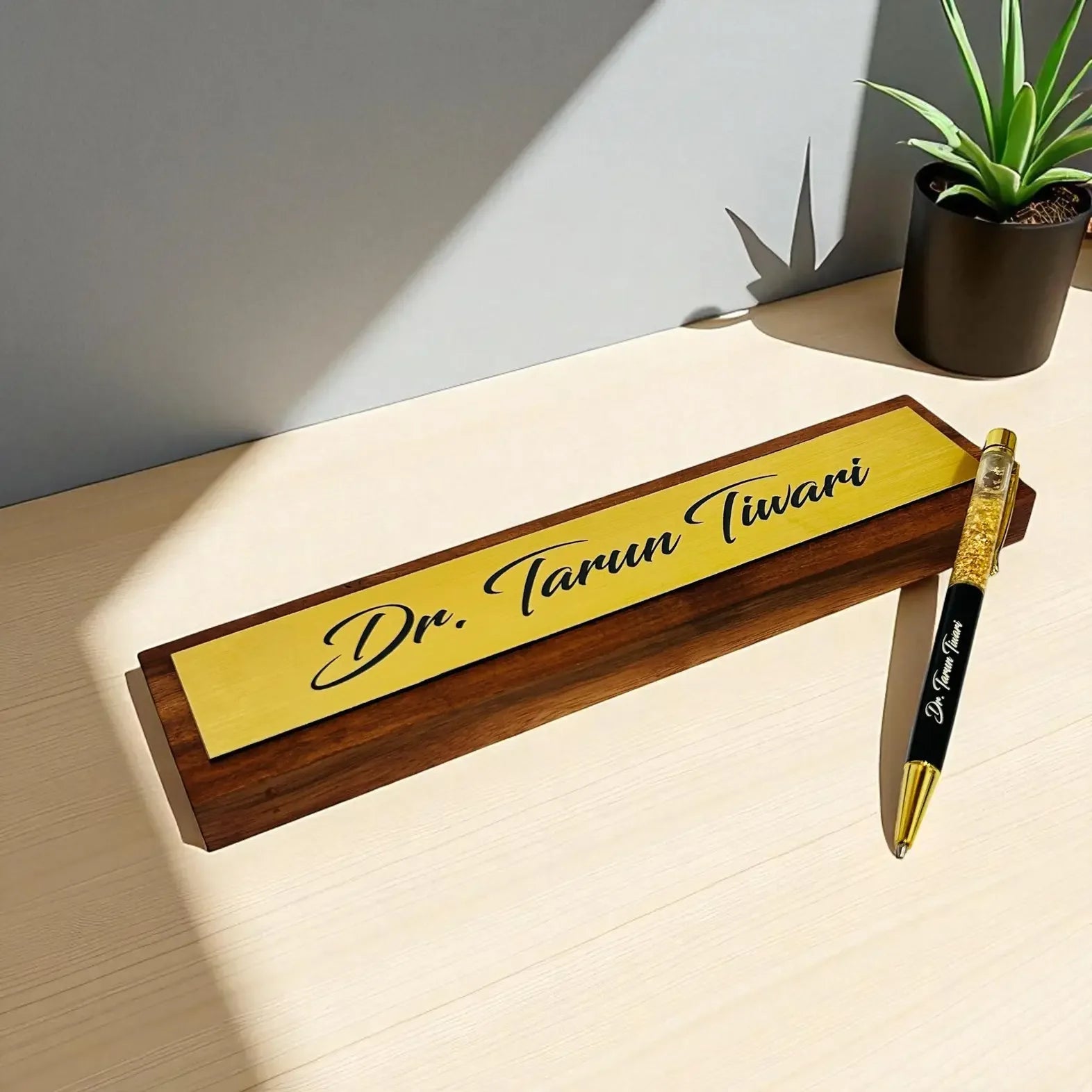 Desk name plate gift set with gold pen